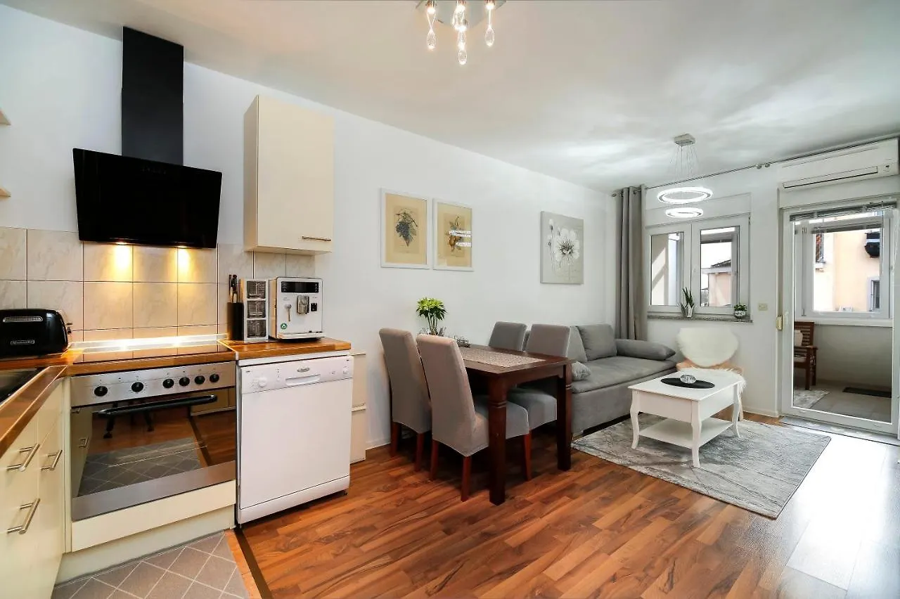 Apartman Monika Pola 0*,  Croazia